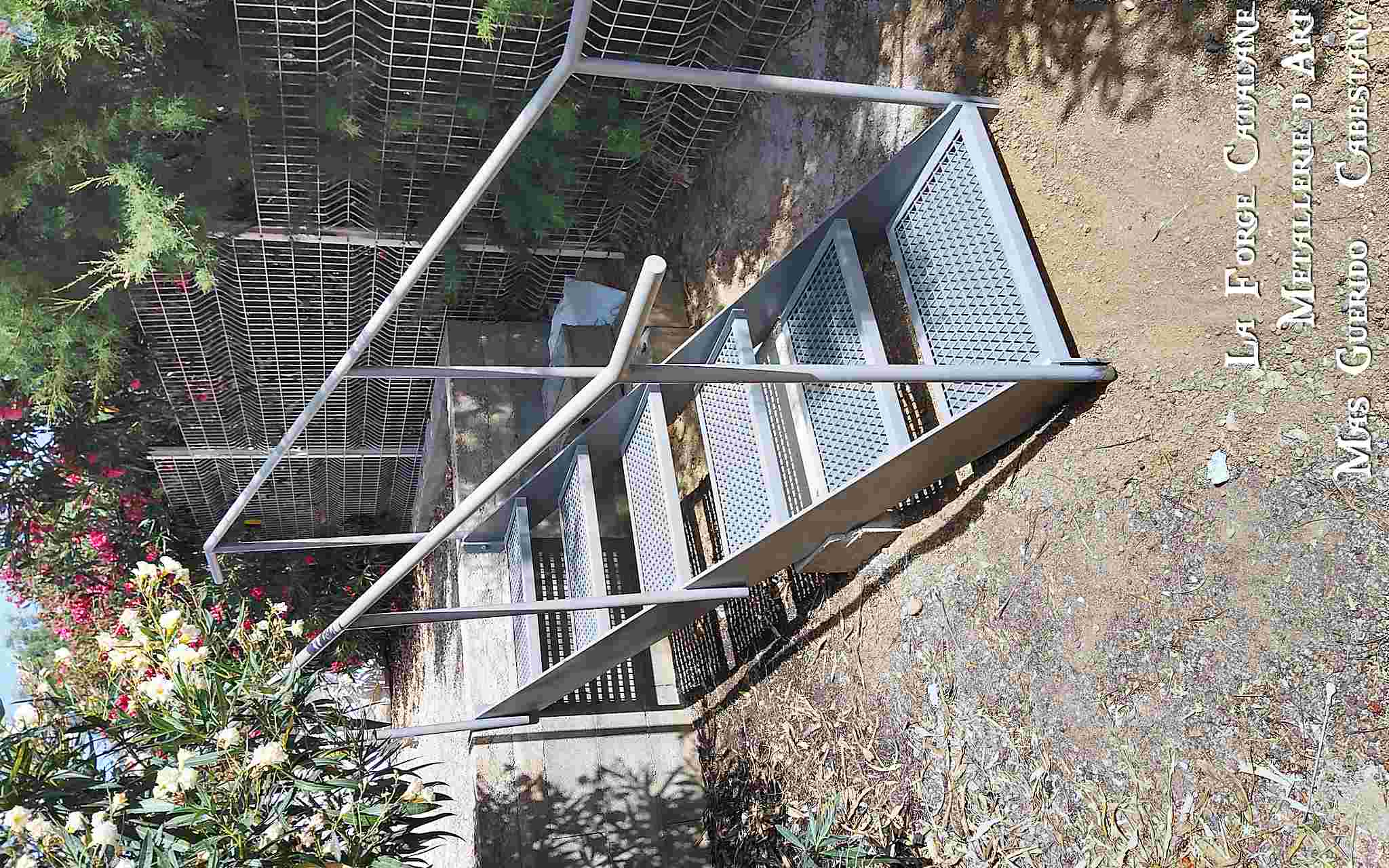 escalier avec marches en caillebotis  avec main courantes sur poteaux forge catalane.jpg